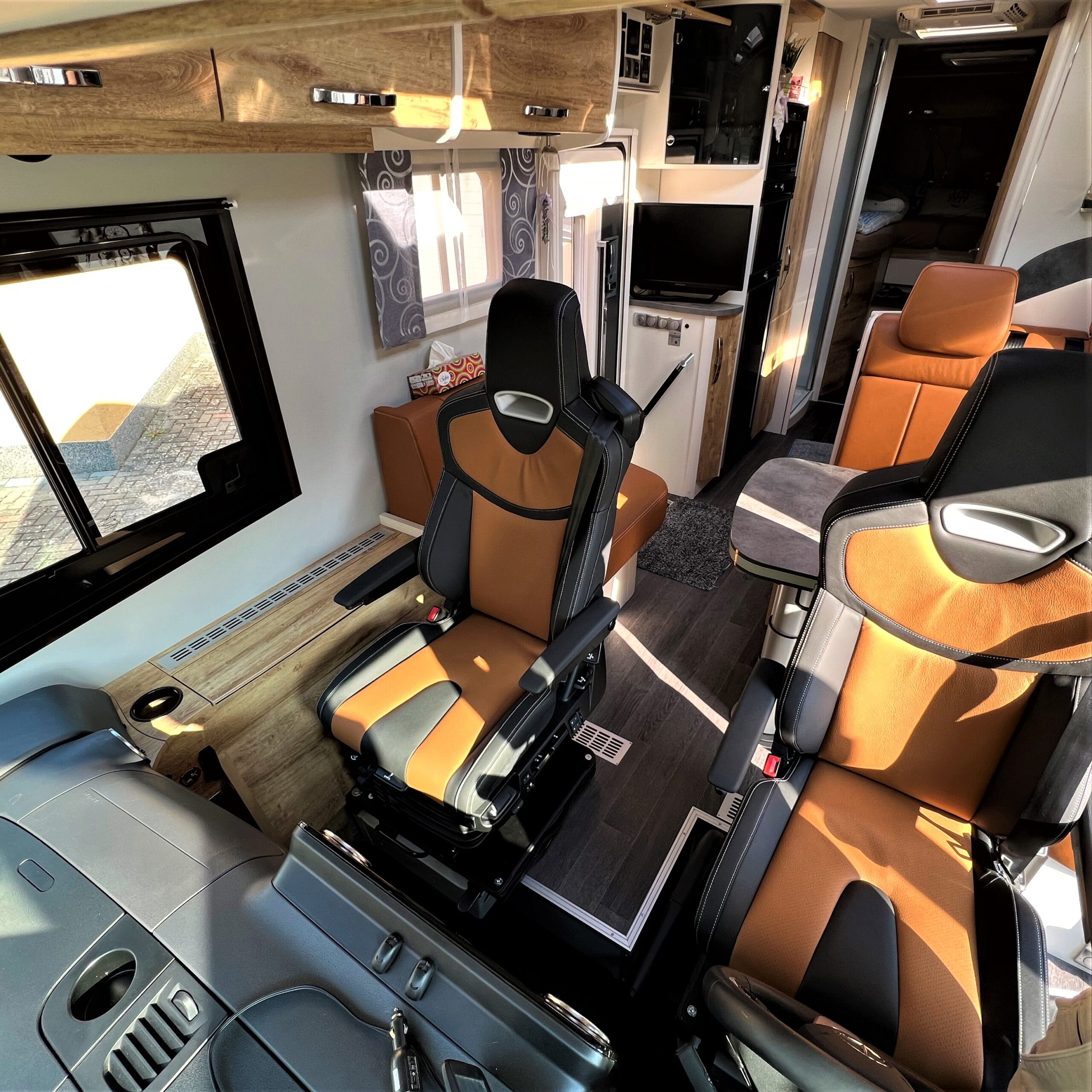 ANS-Exklusiv-Projekt-Frankia-Mercedes-benz-Sprinter-907-luftsitze-innenraum-beide-sitze